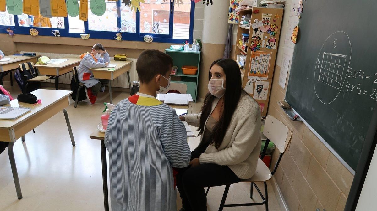 Una profesora haciendo uso de la mascarilla transparente en clase. Una profesora haciendo uso de la mascarilla transparente en clase.