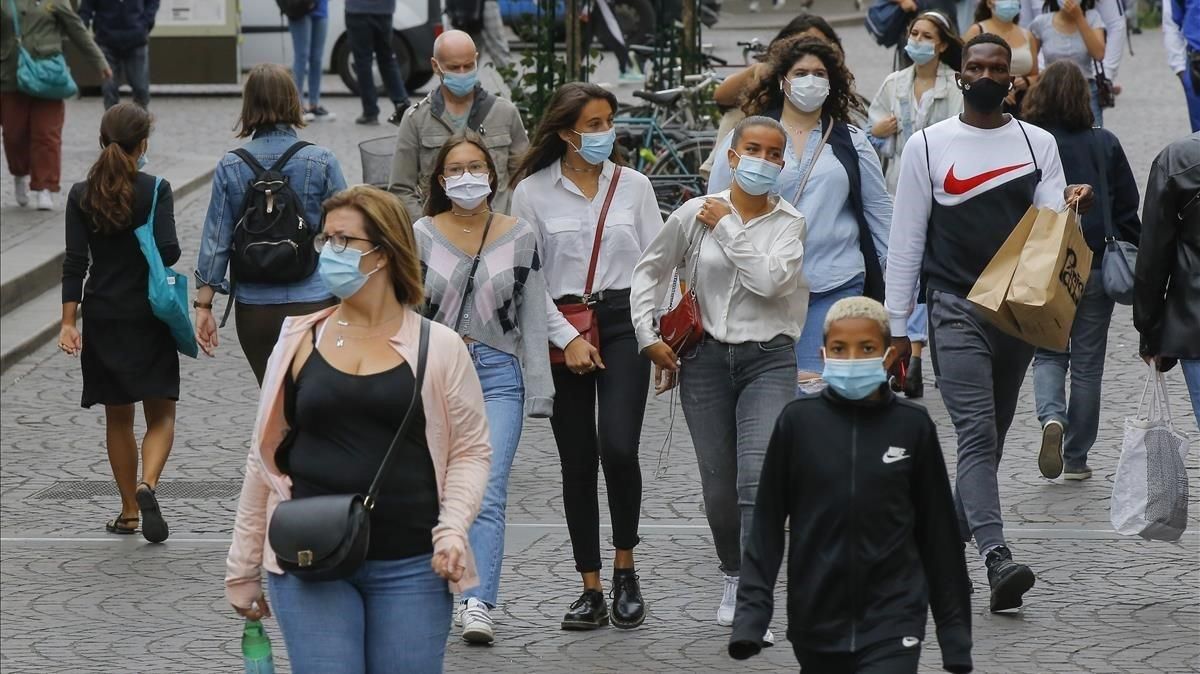 Peatones por las calles de París, este viernes. Peatones por las calles de París, este viernes.