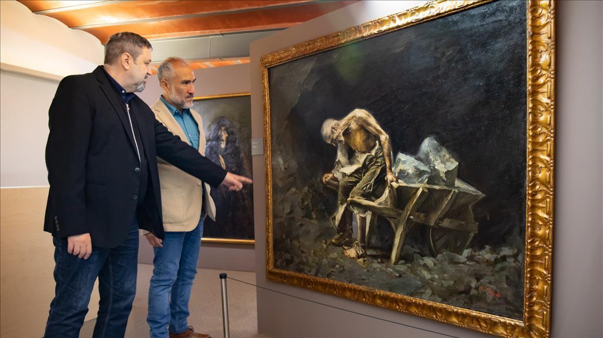 Los historiadores Josep Casamartina y Carlos Alejandro Lupercio, junto al cuadro ’El peón’ de Aleix Clapés. Los historiadores Josep Casamartina y Carlos Alejandro Lupercio, junto al cuadro ’El peón’ de Aleix Clapés.