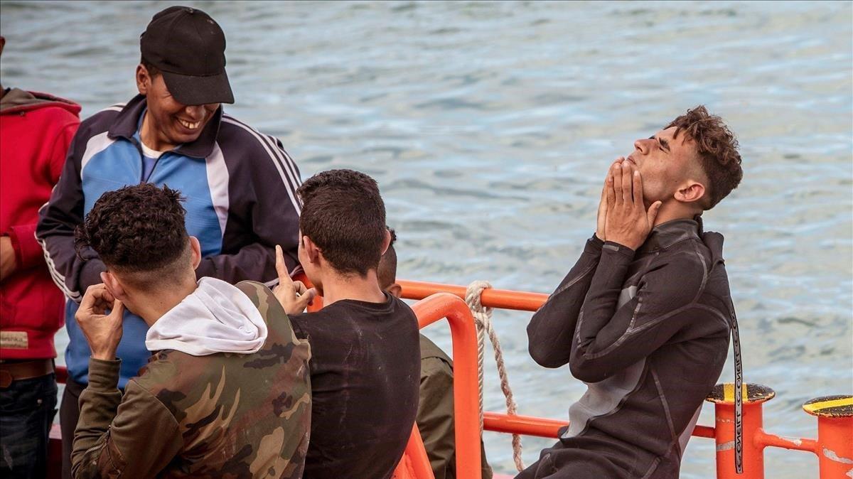 Algunos de los 52 inmigrantes que han llegado en dos pateras esta mañana a la costa gaditana de Chiclana tras haber cruzado el Estrecho de Gibraltar. Algunos de los 52 inmigrantes que han llegado en dos pateras esta mañana a la costa gaditana de Chiclana tras haber cruzado el Estrecho de Gibraltar.