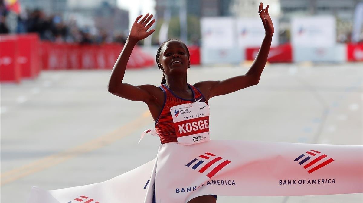 Brigid Kosgei atraviesa la meta en Chicago (EEUU) con un nuevo récord del mundo.