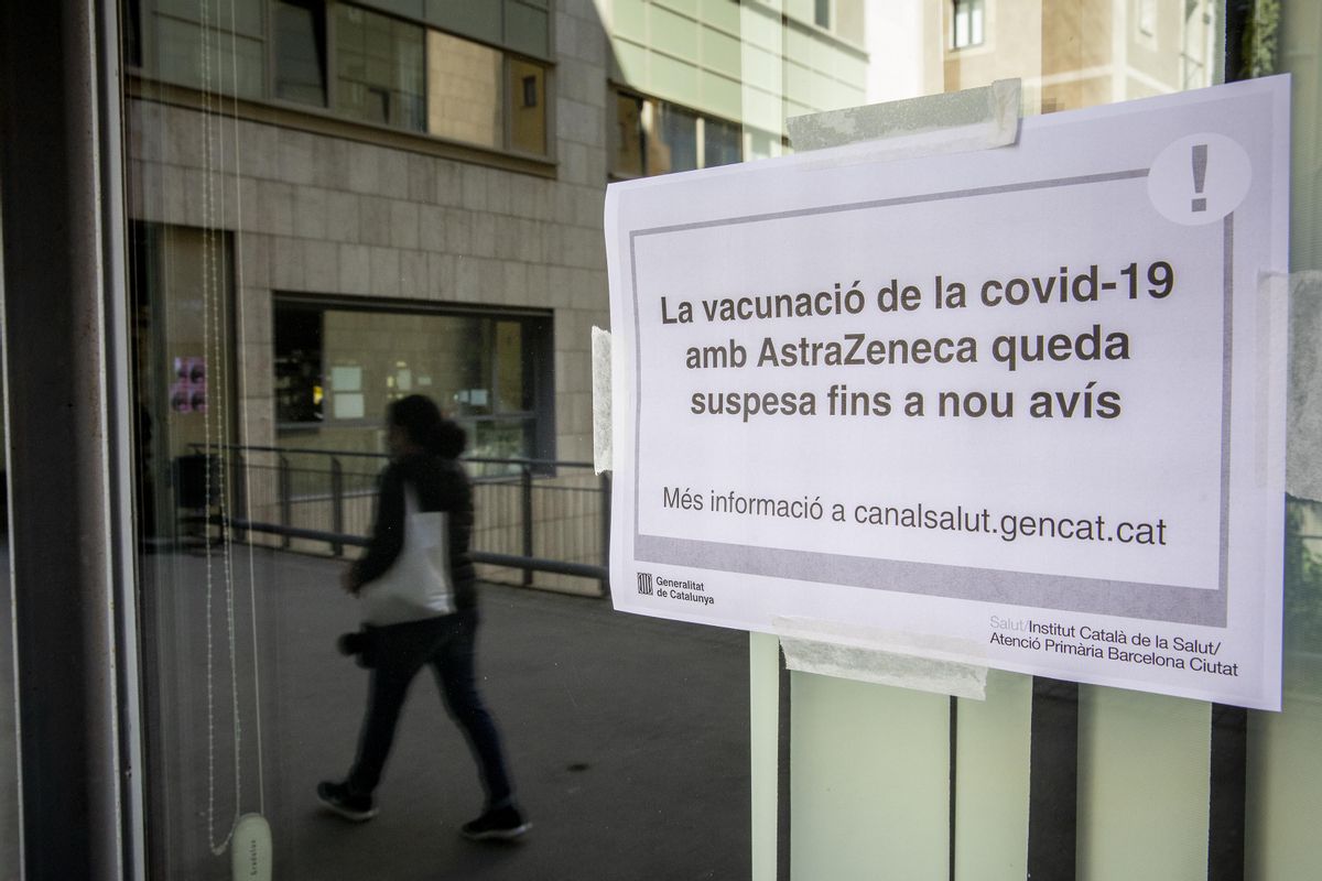 Aviso este martes en la Facultad de Geografía e Historia de la UB, donde se vacunaba con AstraZeneca. Aviso este martes en la Facultad de Geografía e Historia de la UB, donde se vacunaba con AstraZeneca.