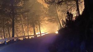 Evacuados tres pueblos más de Castellón por la evolución del incendio en el Alto Mijares