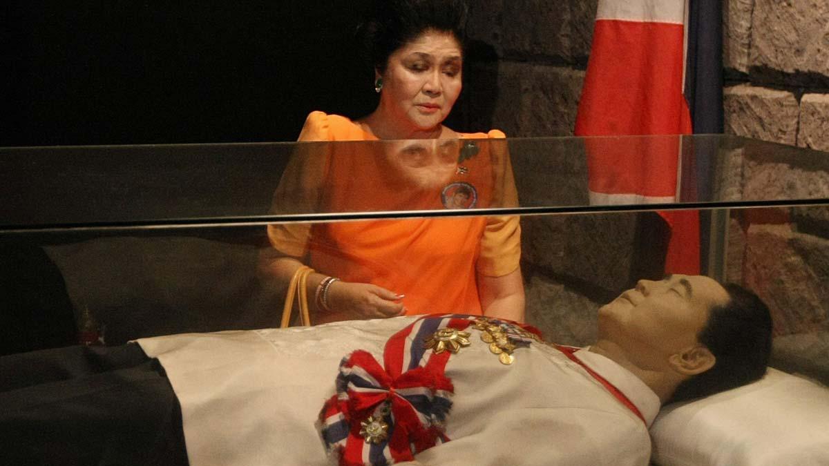 Imelda Marcos observa el ataúd con los restos de su marido, Ferdinando Marcos.