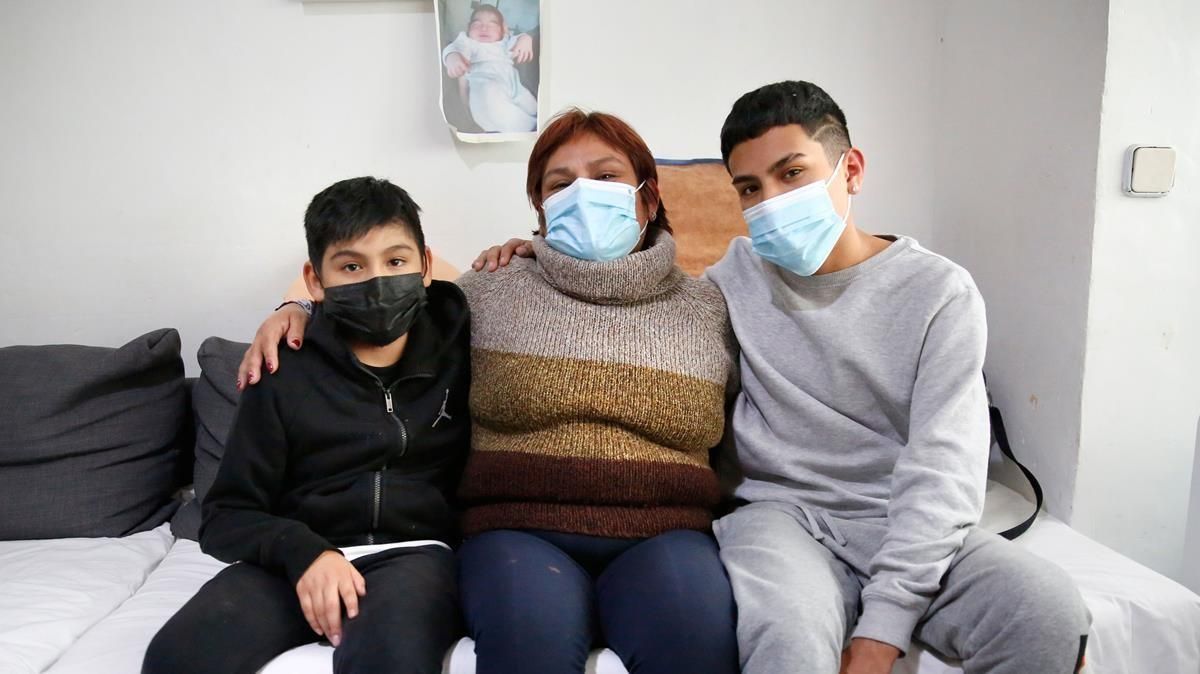 Laura Huamán, junto a sus dos hijos, espera poder renovar el alquiler social que le concedió una entidad financiera hace tres años. Laura Huamán, junto a sus dos hijos, espera poder renovar el alquiler social que le concedió una entidad financiera hace tres años.