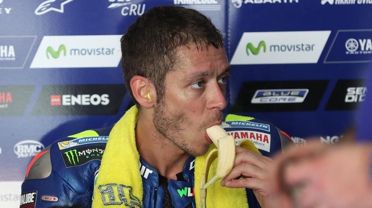 Valentino Rossi (Yamaha) se come un plátano en un descanso de los ensayos de Catar. Valentino Rossi (Yamaha) se come un plátano en un descanso de los ensayos de Catar.