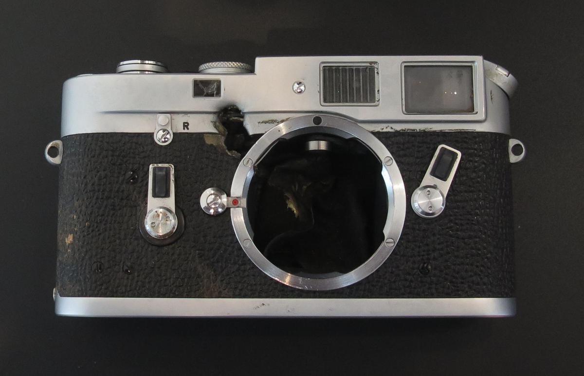 Leica M4, con un impacto de bala, que le salvó la vida al reportero John A. Schneider, en la Guerra de Vietnam.