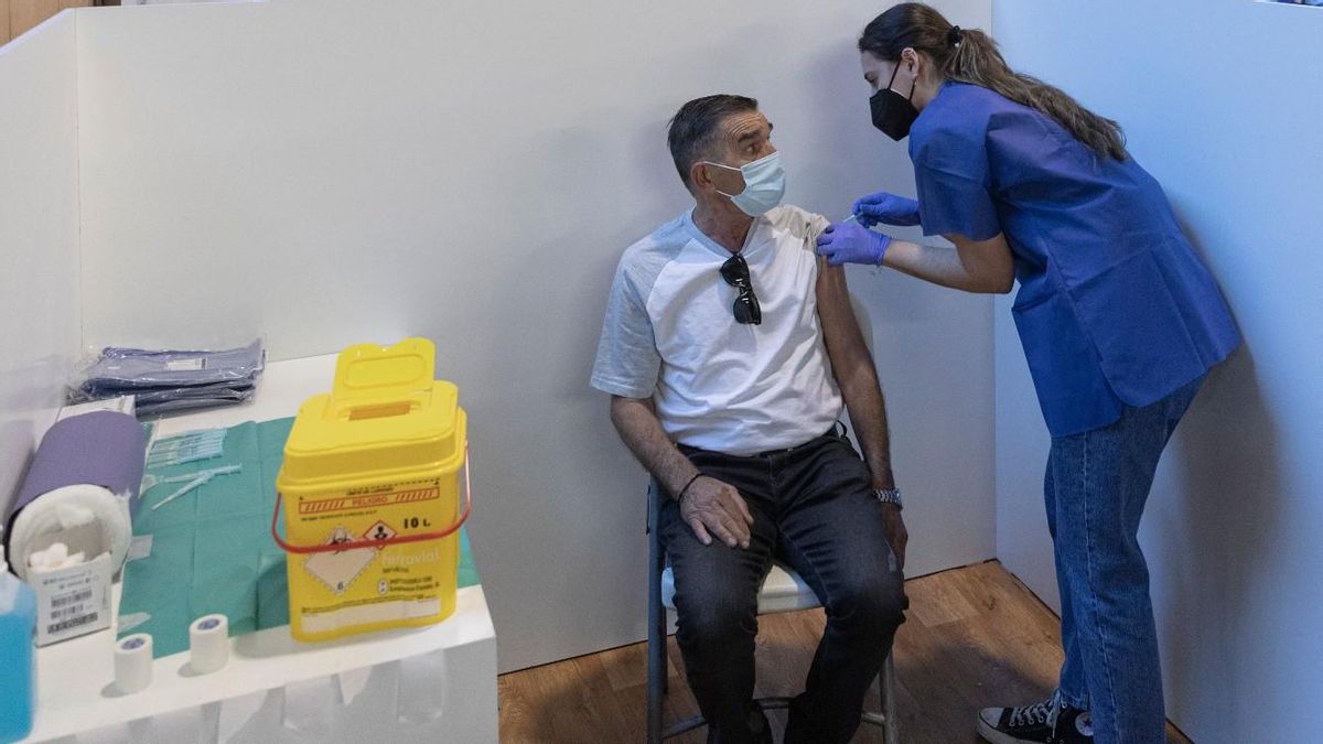 Una sanitaria vacuna a un hombre durante la primera jornada de vacunación ante el covid-19 en Sevilla, el pasado 22 de abril. Una sanitaria vacuna a un hombre durante la primera jornada de vacunación ante el covid-19 en Sevilla, el pasado 22 de abril.