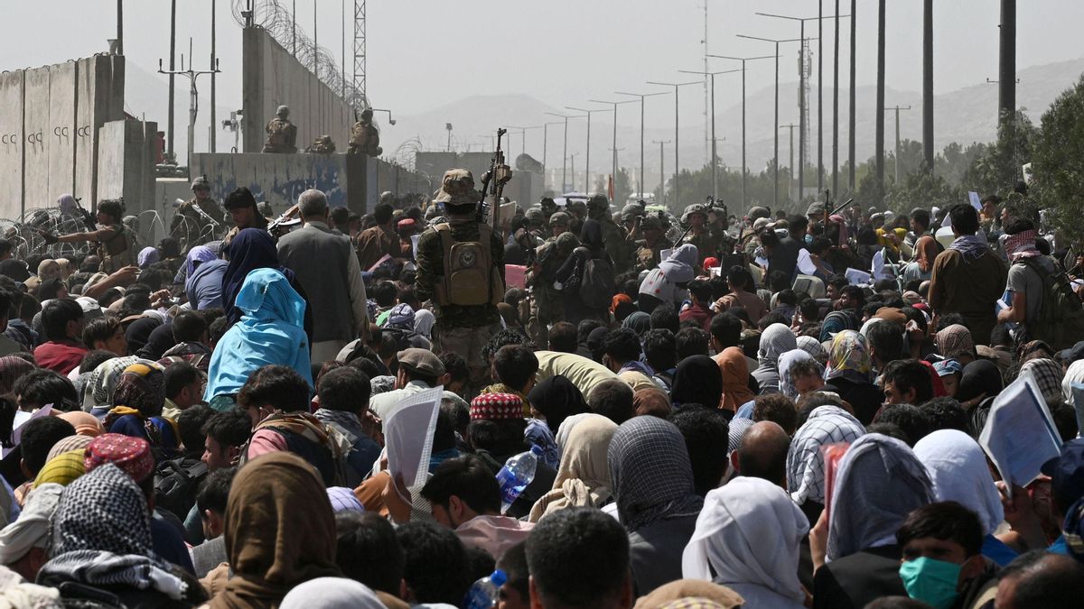 Centenares de afganos se concentran en los alrededores del aeropuerto de Kabul Centenares de afganos se concentran en los alrededores del aeropuerto de Kabul
