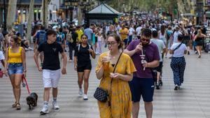 Turistas en las Ramblas de Barcelona, el pasado julio.