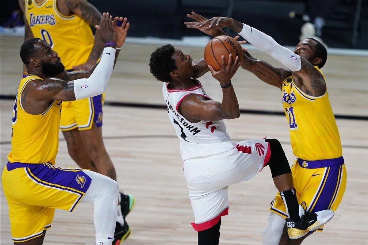 Lebron James y JR Smith intentan frenar un lanzamiento de Lowry en la segunda mitad Lebron James y JR Smith intentan frenar un lanzamiento de Lowry en la segunda mitad