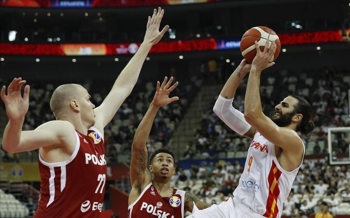Ricky lanza por encima de Kullig y Slaughter en el partido de cuartos Ricky lanza por encima de Kullig y Slaughter en el partido de cuartos