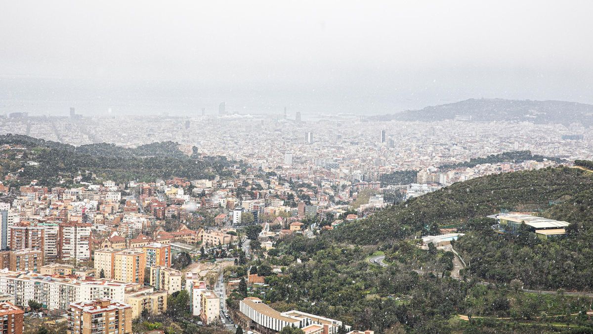 Vista desde el Tibidabo de la tenue nevada que ha caído sobre Collserola. Vista desde el Tibidabo de la tenue nevada que ha caído sobre Collserola.