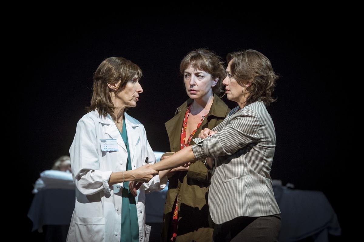 Marta Pérez, Àgata Roca y Rosa Gàmiz, en una escena de la obra del Romea.