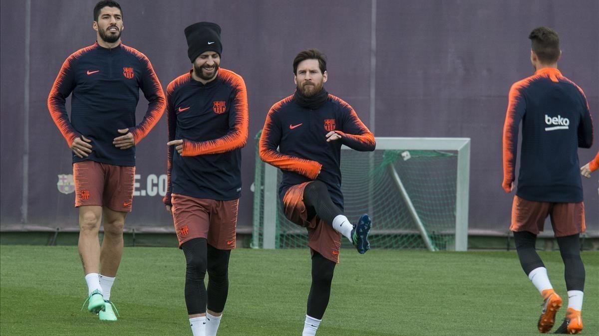 Messi, Suárez y Piqué, en el último entrenamiento del Barça antes de viajar a Sevilla. Messi, Suárez y Piqué, en el último entrenamiento del Barça antes de viajar a Sevilla.