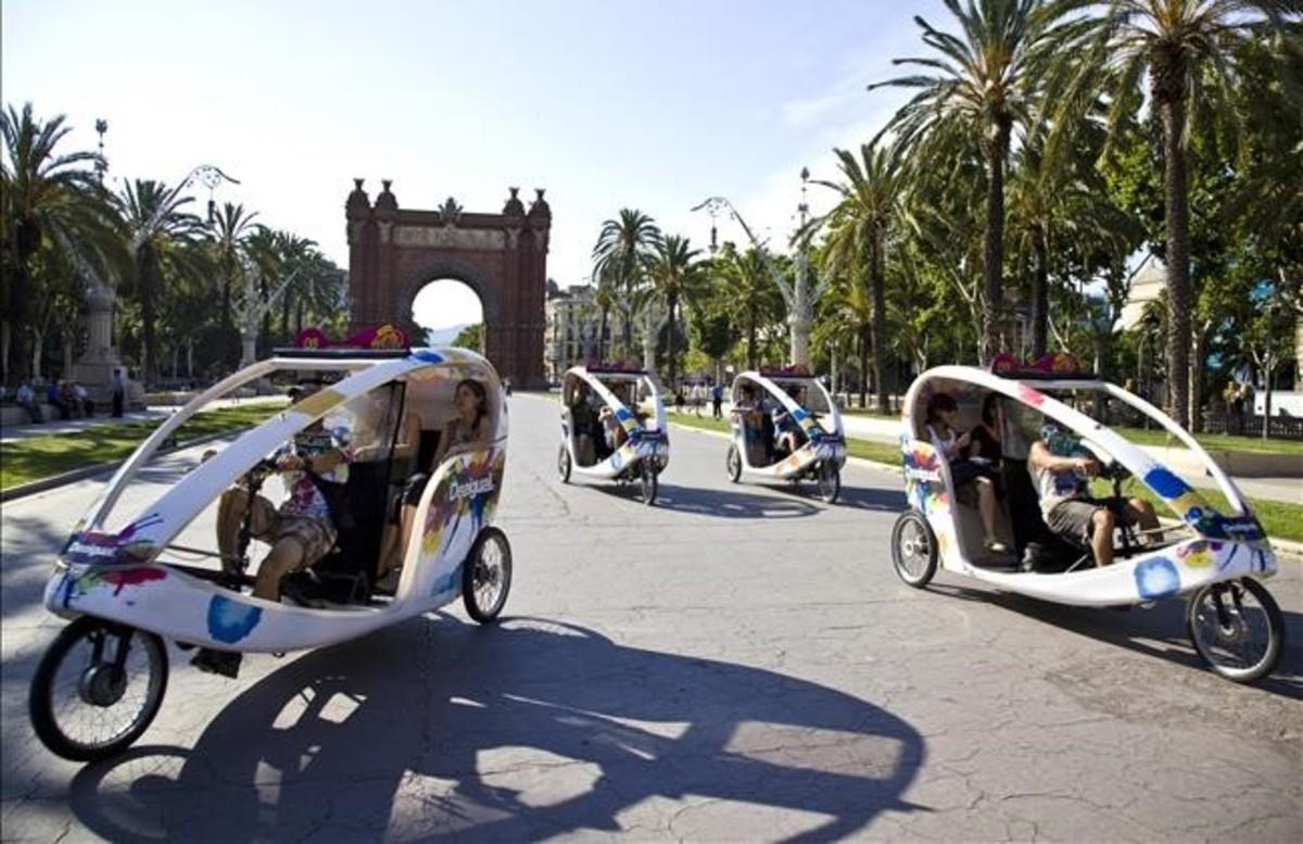 Los denominados ’trixies’, de transporte de turistas, por el paseo de Lluís Companys.