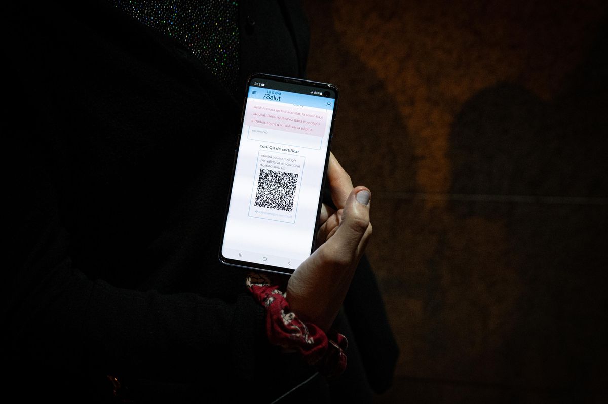 Pasaporte covid para acceder la madrugada de este viernes al ocio nocturno. Pasaporte covid para acceder la madrugada de este viernes al ocio nocturno.