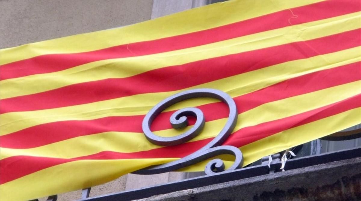 Un balcón de Barcelona engalanado con la ’senyera’. Un balcón de Barcelona engalanado con la ’senyera’.