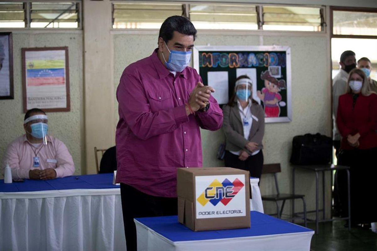 Nicolás Maduro, en el momento de depositar su voto. Nicolás Maduro, en el momento de depositar su voto.