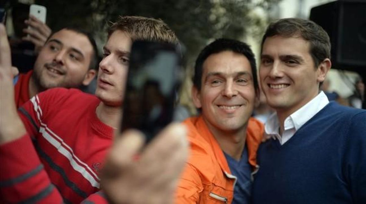 El líder de Ciudadanos, Albert Rivera, posa para una foto con un simpatizante en Santander. El líder de Ciudadanos, Albert Rivera, posa para una foto con un simpatizante en Santander.