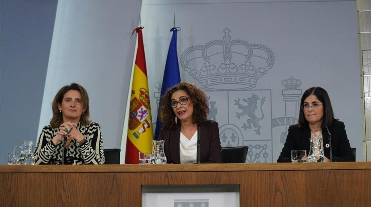 La ministra de Hacienda, María Jesús Montero (centro), en la rueda de prensa tras el Consejo de Ministros. La ministra de Hacienda, María Jesús Montero (centro), en la rueda de prensa tras el Consejo de Ministros.