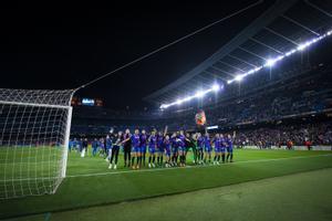 Las jugadoras del Barça agradecen al público el apoyo en el partido ante el Madrid.