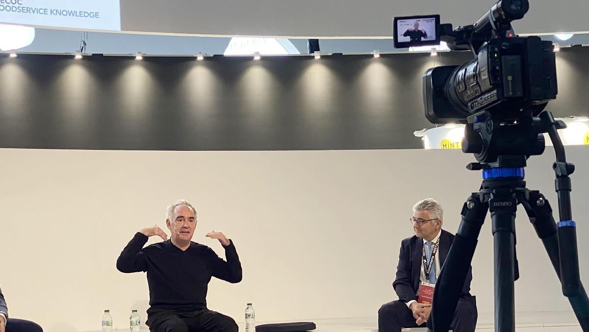 Ferran Adría (izquierda) y Josep Maria Bonmatí, director general de Aecoc, durante la presentación del estudio sobre el ’delivery’.