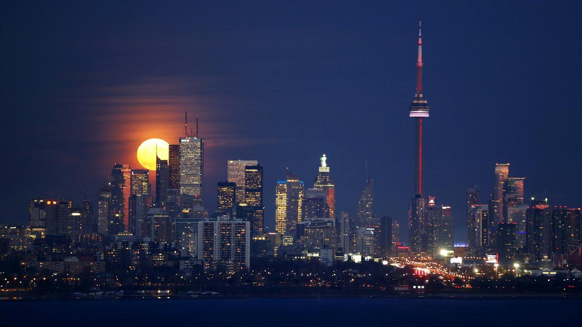 Imagen nocturna del distrito financiero de la ciudad canadiense de Toronto.
