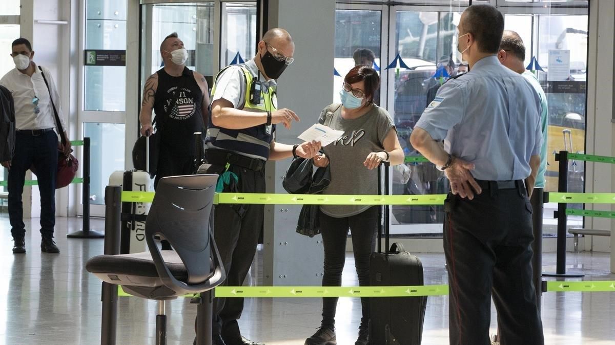 Control de seguridad en la ehtrada del aeropuerto del Prat, este miércoles. Control de seguridad en la ehtrada del aeropuerto del Prat, este miércoles.