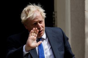 El primer ministro británico, Boris Johnson, camina en Downing Street, en Londres, Gran Bretaña, el 6 de julio de 2022.