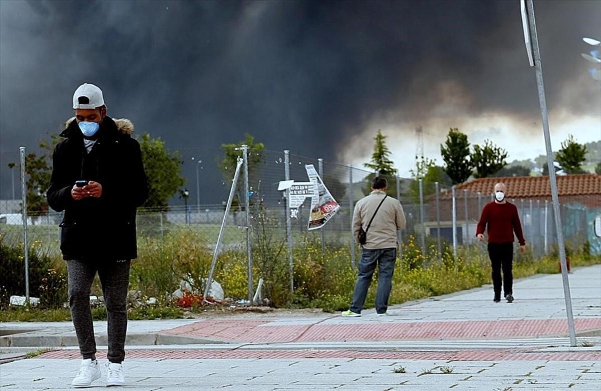 Vecinos de Seseña pasean por el pueblo con mascarillas debido al incendio del mayor cementerio de neumáticos de Europa