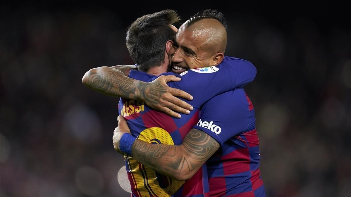 Arturo Vidal se abraza con Messi tras darle la asistencia del 1-0. Arturo Vidal se abraza con Messi tras darle la asistencia del 1-0.