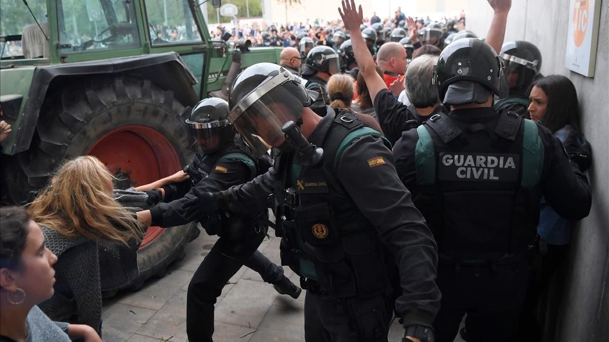 Actuación de la Guardia Civil en un colegio electoral del 1-O en Sarrià de Ter. Actuación de la Guardia Civil en un colegio electoral del 1-O en Sarrià de Ter.