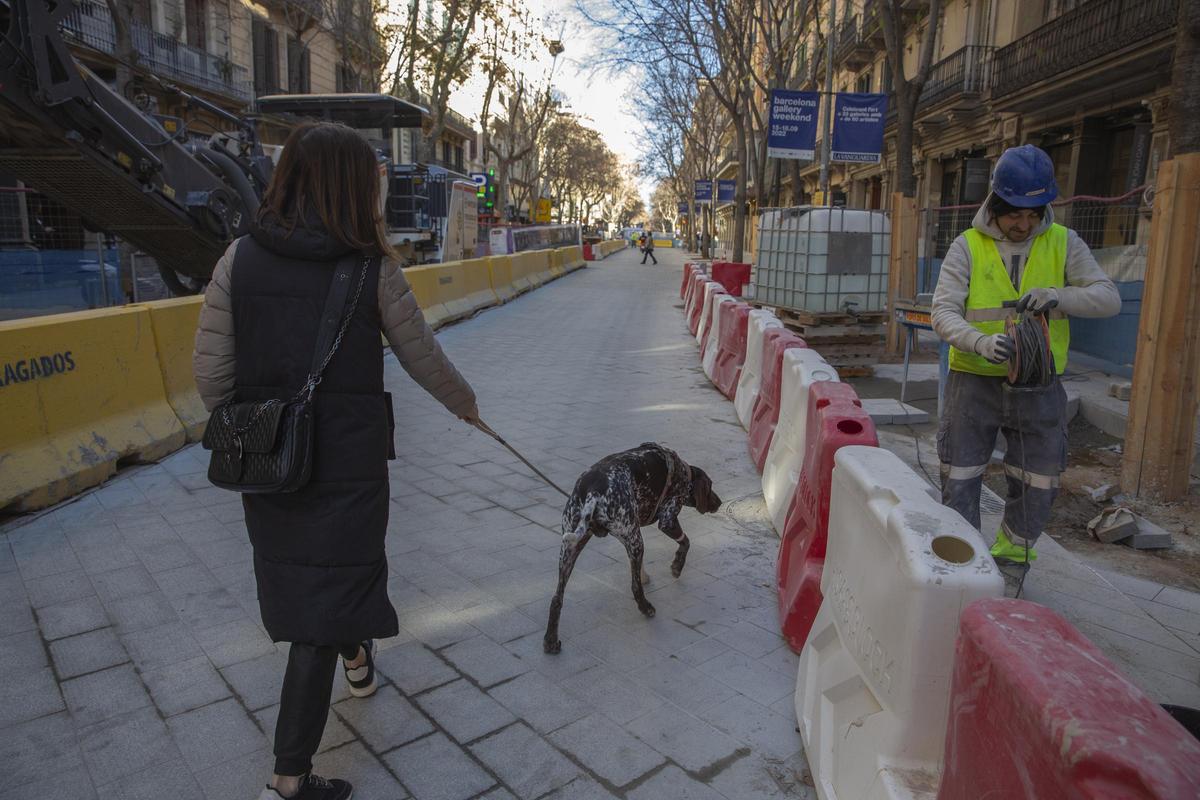 Vista de Consell de Cent entre Balmes y paseo de Gràcia, a punto de entrar en la fase 2 de las obras de la Superilla Vista de Consell de Cent entre Balmes y paseo de Gràcia, a punto de entrar en la fase 2 de las obras de la Superilla