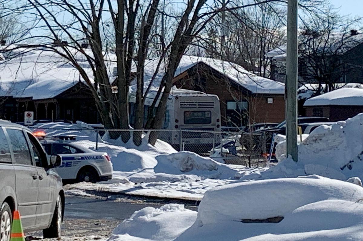 La policía asegura la guardería de Canadá dónde se ha estrellado un autobús. 