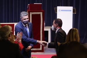 Xavier García Albiol y Rubén Guijarro se saludan, durante la moción de censura que apartó de la alcaldía a Albiol, en noviembre de 2021