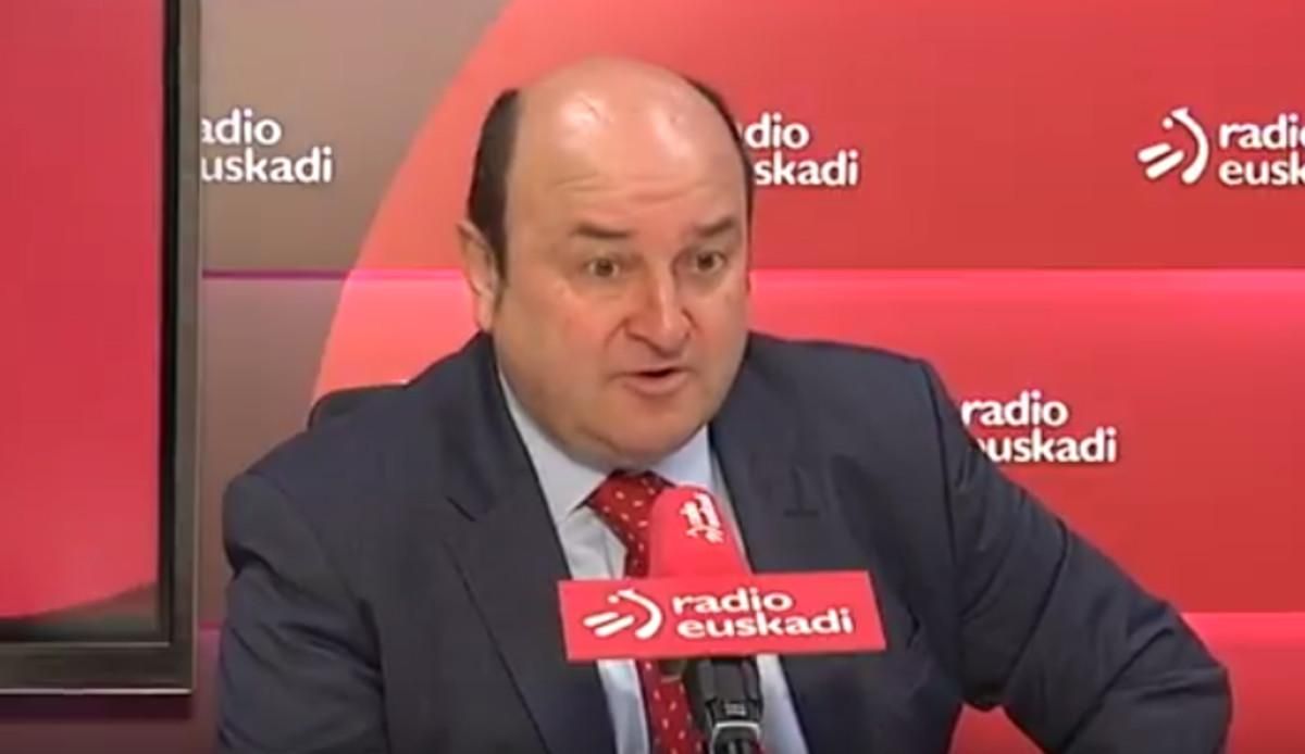 El presidente del PNV, Andoni Ortuzar, durante la entrevista en Radio Euskadi en que dijo que con el 155 su partido no jugaba. El presidente del PNV, Andoni Ortuzar, durante la entrevista en Radio Euskadi en que dijo que con el 155 su partido no jugaba.