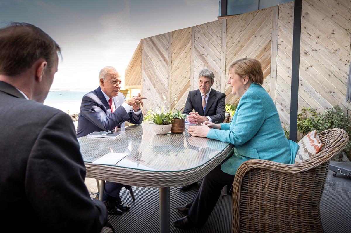 Joe Biden y Angela Merkel durante su reunión junto a sus asesores. 