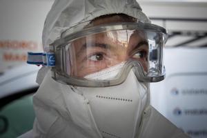Un operario con el equipo de protección para evitar contagiarse de covid durante la primera ola de la pandemia en 2020.