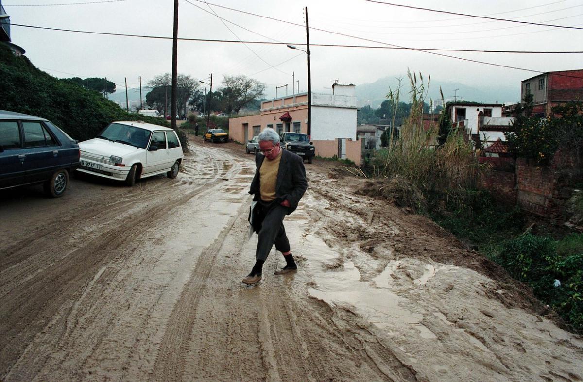Josep Maria Huertas camina sobre el fango de la calle de Lisboa, en el barrio de la Clota, en una fecha no tan lejana, 1997.
