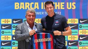 Robert Lewandowski con Joan Laporta con la camiseta del Barcelona durante su presentación