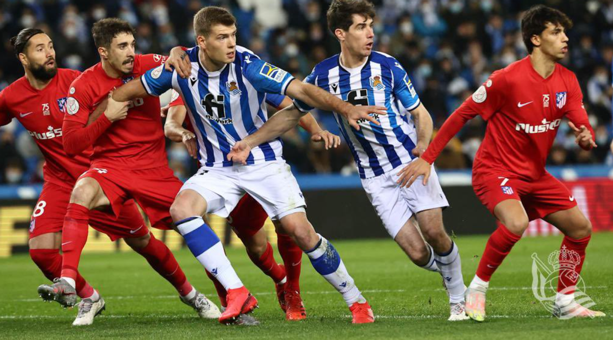 Jugadores de la Real Sociedad y el Atlético, en un centro al área rojiblanca. Jugadores de la Real Sociedad y el Atlético, en un centro al área rojiblanca.