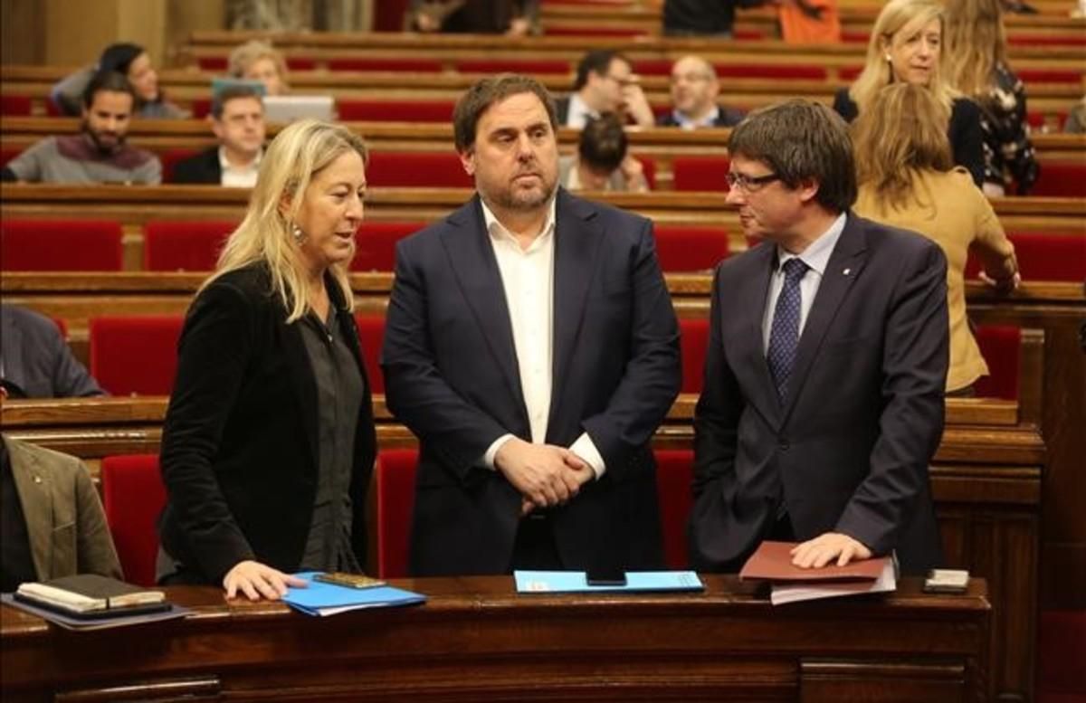 La portavoz del Govern, Neus Munté; el vicepresidente, Oriol Junqueras, y el ’president’ Carles Puigdemont, en el Parlament. La portavoz del Govern, Neus Munté; el vicepresidente, Oriol Junqueras, y el ’president’ Carles Puigdemont, en el Parlament.