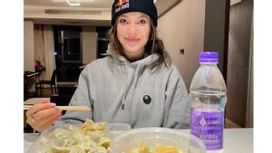 Eileen Gu, una de las estrellas de la delegación china, comiendo ’dumplings’ durante los Juegos Olímpicos de Pekín.