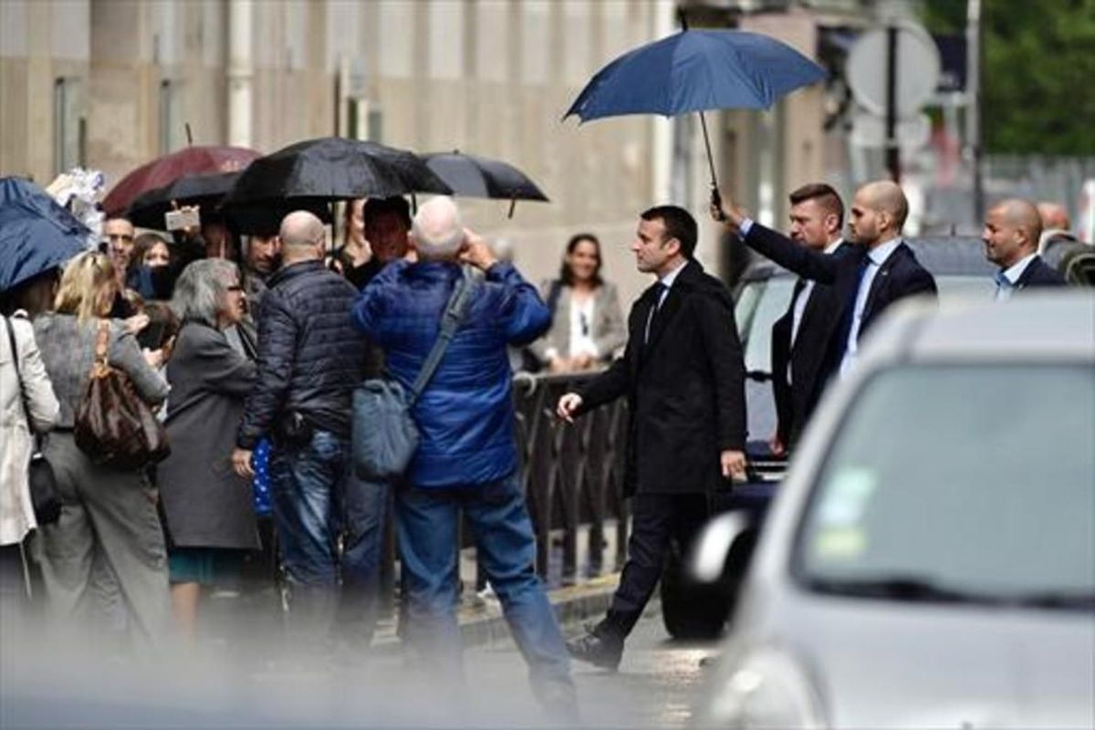 Macron camina por las calles de París, el jueves. Macron camina por las calles de París, el jueves.