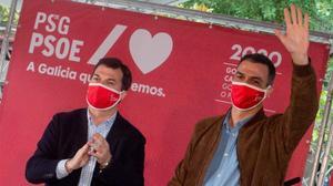 El presidente del Gobierno, Pedro Sánchez, y el candidato del PSOE a la Xunta de Galicia, Gonzalo Caballero