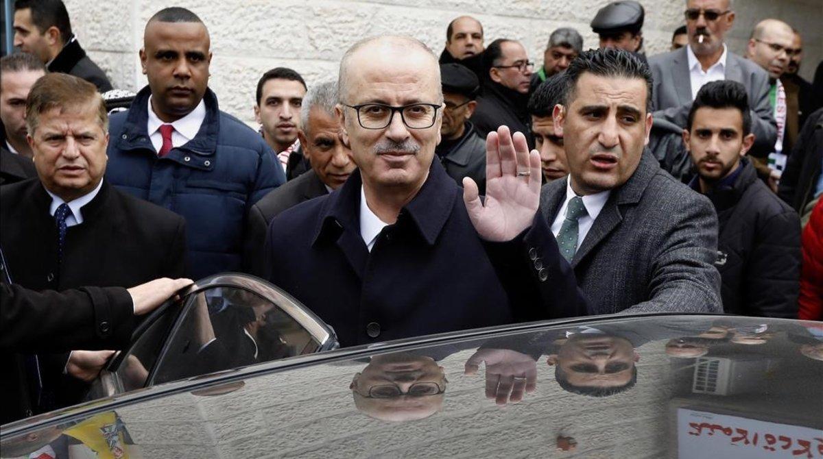 El hasta ahora primer ministro palestino, Rami Hamdal (centro).