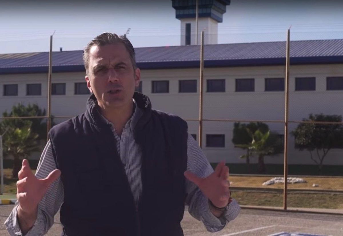 Fotograma de un vídeo electoral de Vox. El secretario general de la formación, Javier Ortega Smith, ante el Centro Penitenciario de Algeciras. Fotograma de un vídeo electoral de Vox. El secretario general de la formación, Javier Ortega Smith, ante el Centro Penitenciario de Algeciras.