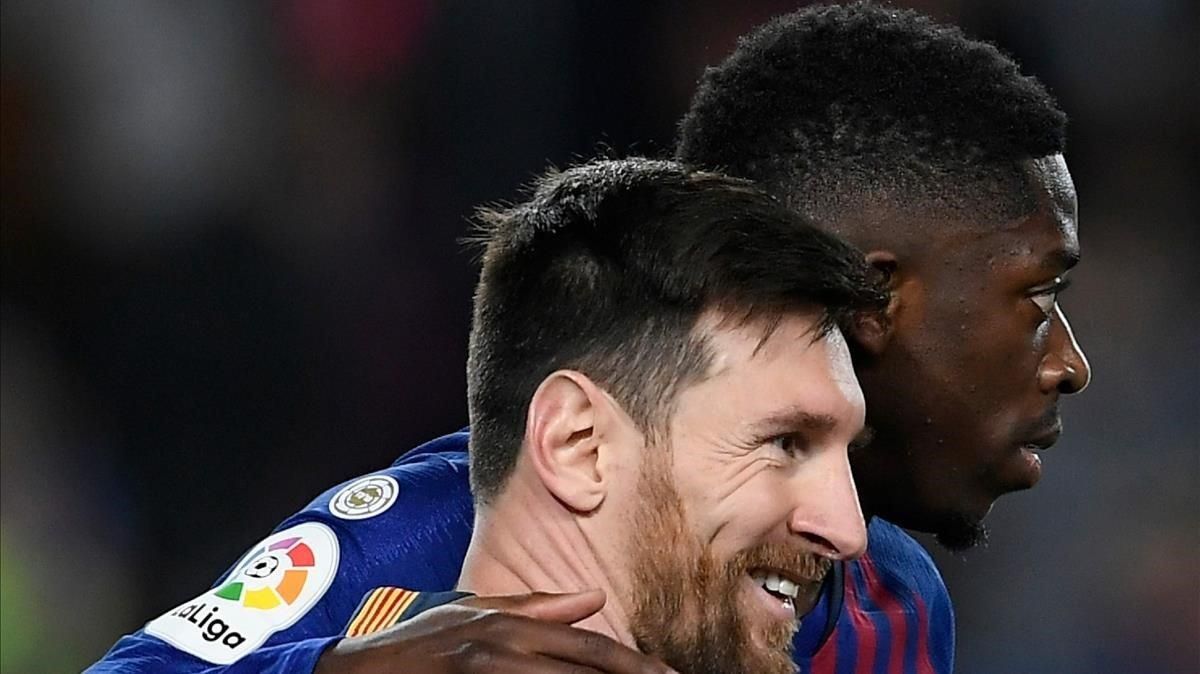 Messi y Dembélé, tras un gol del argentino en la Liga pasada. Messi y Dembélé, tras un gol del argentino en la Liga pasada.