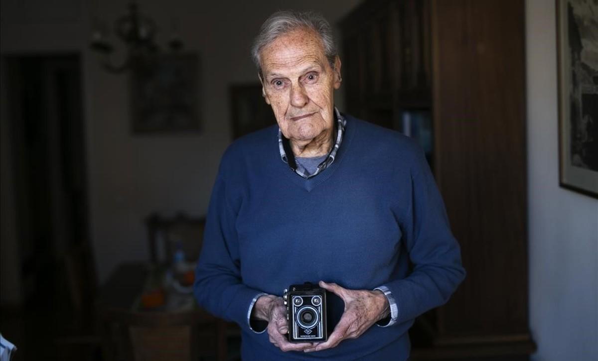 Jaume Almirall, nacido en 1924, en su piso de la Esquerra del Eixample.